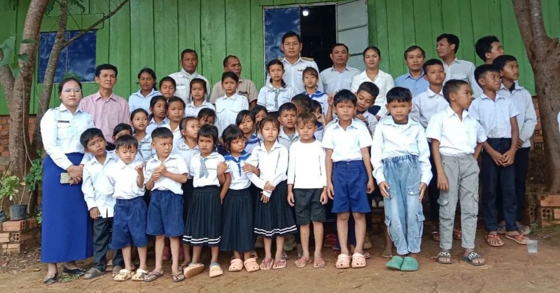 ប្រធានមន្ទីរអប់រំខេត្តពោធិ៍សាត់ ដឹកនាំក្រុមការងារចុះពង្រឹងការងារ និងឧបត្ថម្ភសម្ភារៈដល់សាលាបឋមសិក្សាស្ទឹងមេទឹក ក្នុងស្រុកវាលវែង