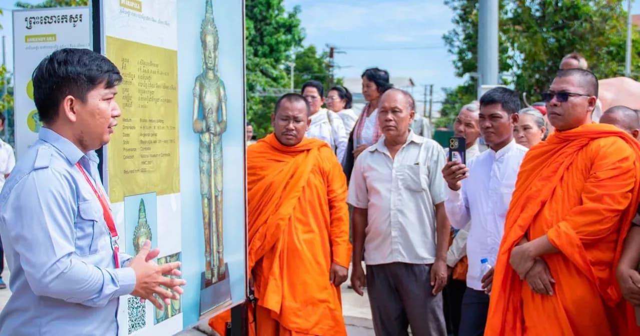 ព្រះសង្ឃនិងលោកតា លោកយាយ និមន្តនិងអញ្ជើញមកពីស្រុកកំពង់លែង ទស្សនាពិព័រណ៍« ការយាងត្រឡប់មកវិញនៃព្រលឹងដូនតា » នៅខេត្តកំពង់ឆ្នាំង