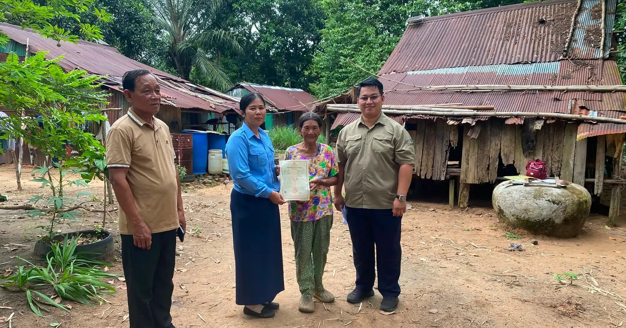 រដ្ឋបាលក្រុងកំពង់សោម ចុះប្រគល់បណ្ណកម្មសិទ្ធិ (ប្លង់រឹង) ដល់ខ្នងផ្ទះជូនលោកយាយទីទាល់ក្រ និងលោកតាដែលមានជំងឺជាទម្ងន់ នៅភូមិអូរចំណារ